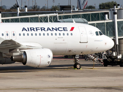 Самолет Air France с отказавшим двигателем сел в Хабаровске