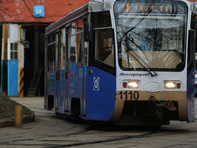 На юге Москвы перевернулся трамвай