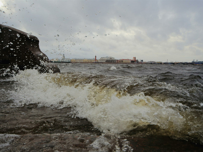 Наводнение в Петербурге: дамба закрыта, судоходство остановлено