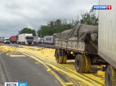 На Дону столкнулись фура и грузовик с краской, пострадавших нет