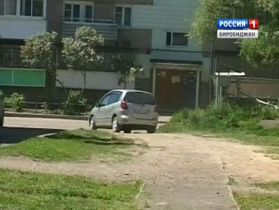 Парковка без границ: биробиджанские дворы во власти автомобилей