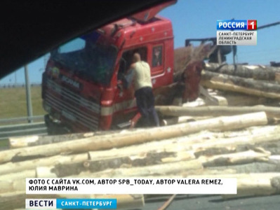 На Гостилицком шоссе под Петербургом перевернулся лесовоз