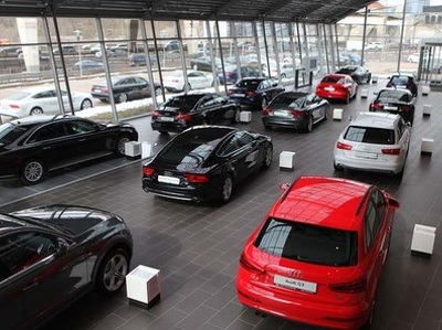 Импорт легковых автомобилей в Россию сократился наполовину