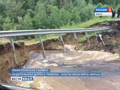 На трассе Тюмень - Ханты-Мансийск смыло автомобильный мост