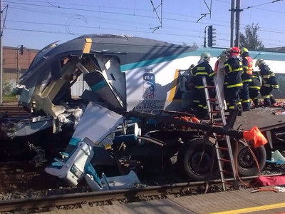 В Чехии поезд столкнулся с грузовиком, два человека погибли