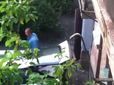 Киевлянин заправляет авто через окно из кухонной газовой трубы. Видео