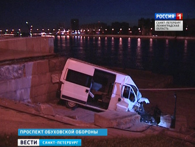 В Петербурге микроавтобус снес бетонное ограждение набережной
