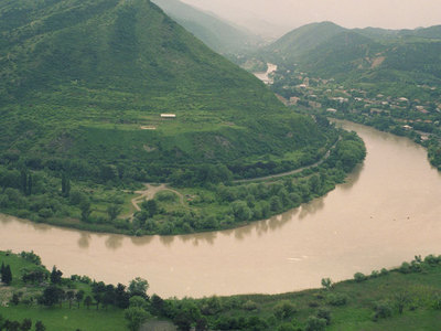 Разлив реки в Грузии запер туристов в горном селе