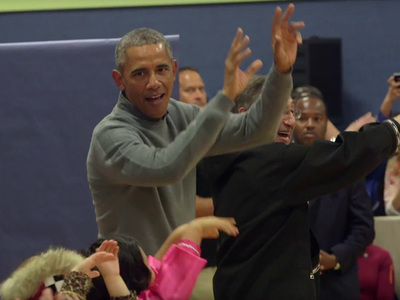 Обама исполнил танец народов Аляски с местными школьниками. Видео