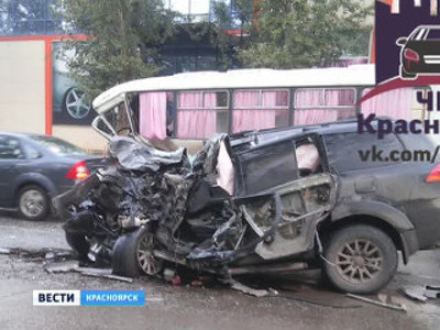 В Красноярске внедорожник столкнулся с автобусом, пострадали четверо