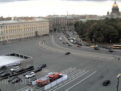 В центре Петербурга на людей обрушился зеркальный павильон. Видео