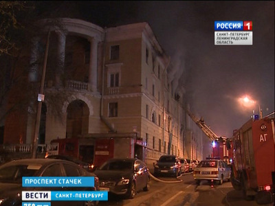 В Петербурге ночью снова тушили бывшее общежитие на Стачек