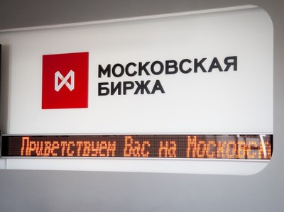 Рубль вырос к доллару и евро