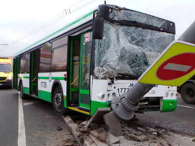 Водитель московского автобуса мог протаранить столб во сне