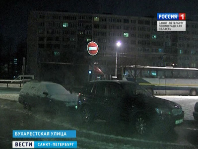 В Петербурге больше 10 машин примёрзли к асфальту из-за порыва трубопровода