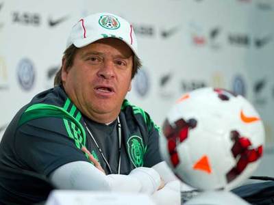 Тренер сборной Мексики отправлен в отставку за удар журналиста