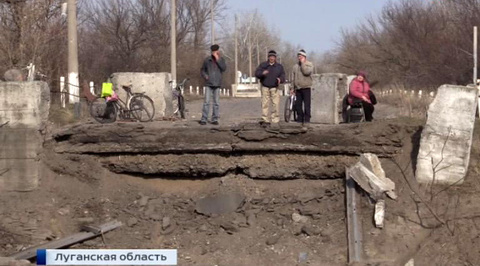 Жители станицы Луганской митингуют против перекрытия пешеходного моста