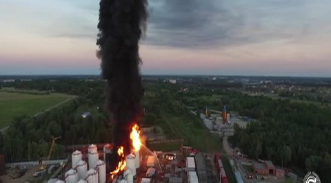 Пожар на нефтебазе под Киевом разрастается
