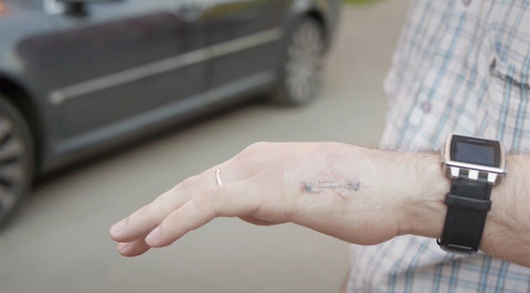 Москвич вживил в руку чип от транспортной карты. Видео