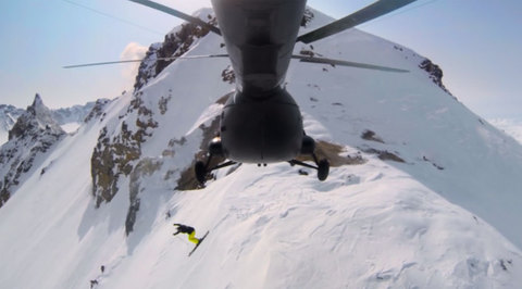 Российский горнолыжник прыгнул с вертолета в кратер вулкана. Видео