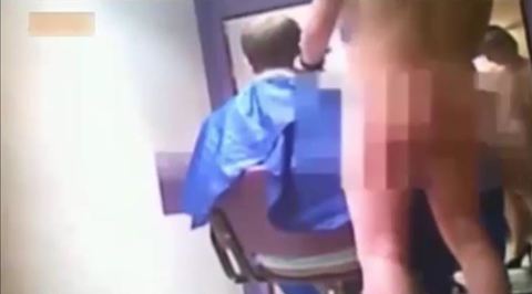 В Москве обнаружили парикмахерскую, где клиентов стригли голые девушки. Видео