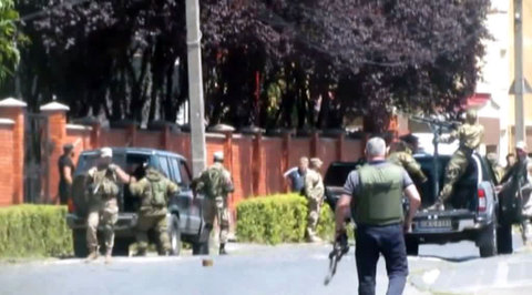 Сдались двое из 14 засевших в Мукачеве боевиков Яроша