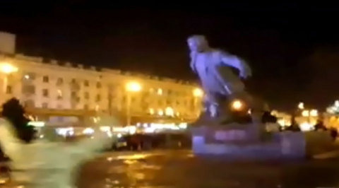 Радикалы осквернили и снесли памятник Петровскому в Днепропетровске