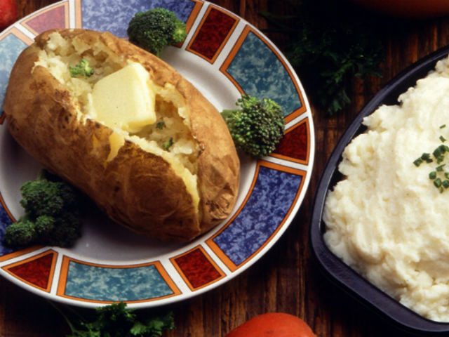 Печёный картофель обеспечит нужный уровень энергии (фото Wikimedia Commons). 