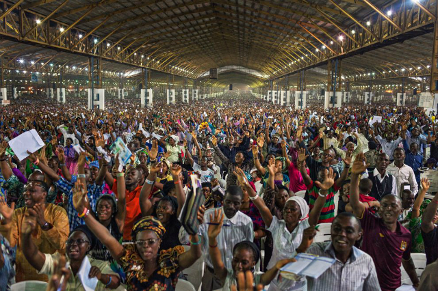 Тысячи людей на окраине Лагоса (Нигерия), одного из самых густонаселённых городов в самой густонаселённой стране Африки. В будущем столетии ожидается стремительный рост населения к югу от Сахары (фото Robin Hammond, Panos).