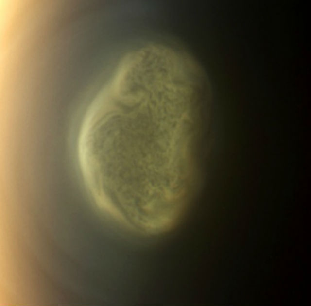Облако над южным полюсом изучал аппарат "Кассини" (фото NASA//JPL-Caltech/SSI). 