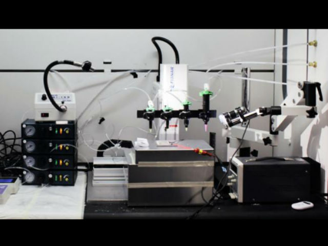 Для комбинирования пяти материалов с различными свойствами пришлось разработать специальный 3D-принтер (фото McAlpine Research Group).