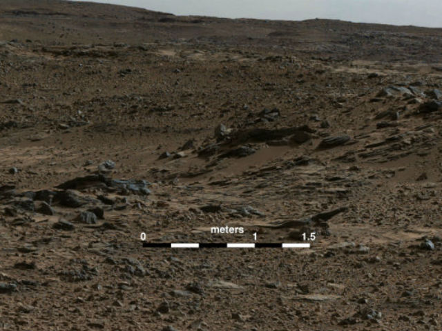 На фото хорошо различимы углубления в породе, расположенные под наклоном, которые характерны для дельтовых отложений (фото NASA/JPL-Caltech/MSSS).