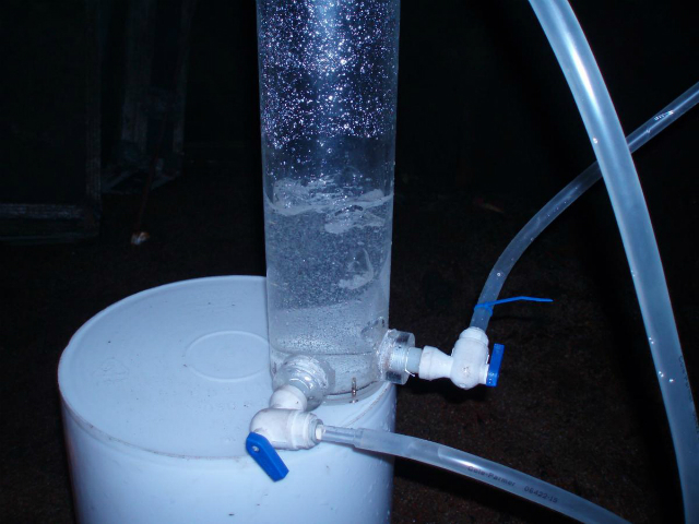 Оборудование для взятия проб и измерения скорости потока (фото B. Sherwood Lollar). 