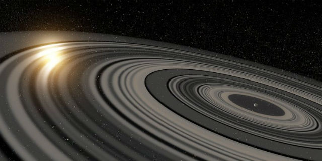 Кольца вокруг J1407b настолько велики, что если бы они окружали Сатурн, люди видели бы их с Земли невооружённым глазом (иллюстрация M. Kenworthy/Leiden).