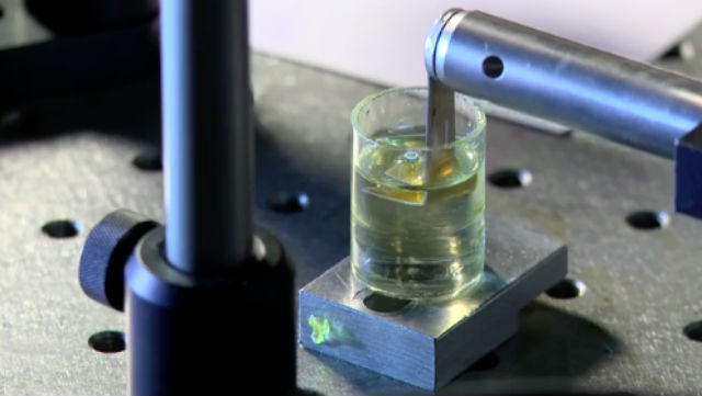 Для изготовления устройства был использован безопасный материал полиэтиленгликоль (кадр из видео University of Sheffield).