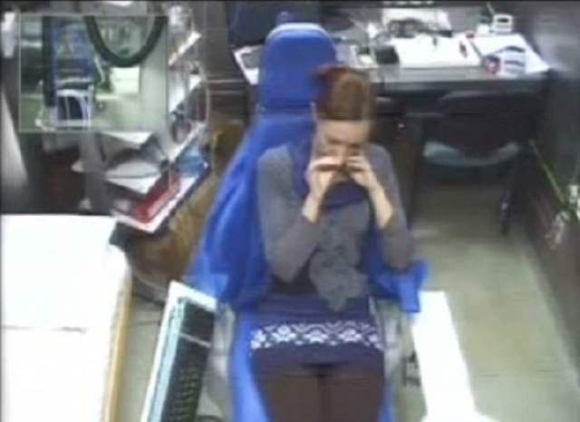 Участники эксперимента подносили руки к лицу после рукопожатия, чтобы ощутить запах собеседника (фото Weizmann Institute of Science in Rehovot/Youtube).