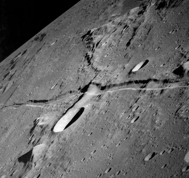 Лунная структура разношёрстна, словно лоскутное одеяло (фото Wikimedia Commons). 
