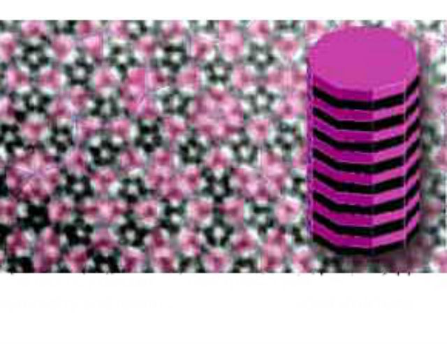 Новый квазикристалл обладает уникальной структурой: его атомы напоминают диски-десятиугольники, сложенные в стопку (иллюстрация Paul Steinhardt et al). 