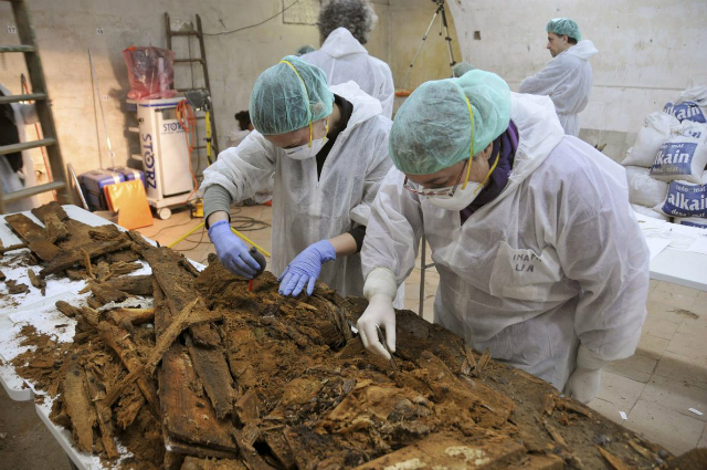 Эксперты-криминалисты работают с останками, извлечёнными из склепа монастыря в Мадриде (фото Madrid Region Handout). 