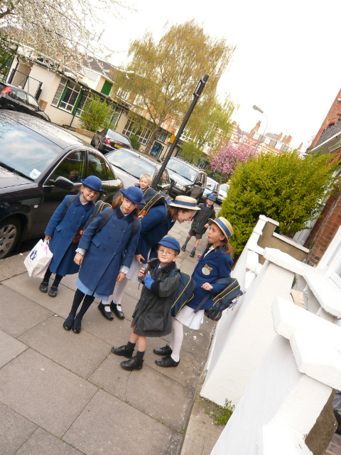 Помимо всего прочего обеспеченные родители могут дать своим детям полезную пищу, качественное медицинское обслуживание и достойное образование