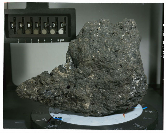 Большинство объектов, врезающихся в Землю сегодня, такие как метеориты и астероиды, имеют состав, отличающийся от того, что наблюдается в мантии нашей планеты (фото NASA/JSC). 