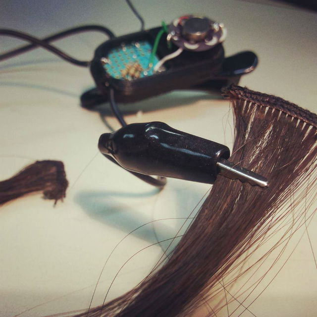 В накладные пряди волос встроены микроконтроллер и Bluetooth-датчик (фото Katya Vega). 