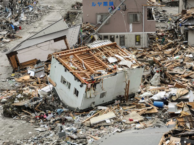 Новые технологии смогут предупреждать людей до того, как стихия нанесёт сокрушительный удар, чтобы они смогли укрыться в безопасных местах (фото Matthew M. Bradley/U.S. Navy). 