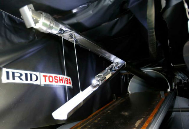 Новый робот имеет некоторое внешнее сходство со скорпионом, так как поднимает в воздух "хвост", на конце которого расположены камера и светодиодная лампа. Ещё одна камера и "фонарик" находятся в носовой части устройства (фото Shizuo Kambayashi/сайт timesunion.com).