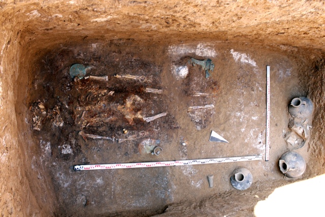 Общий вид захоронения, обнаруженного учёными (фото Института археологии РАН).