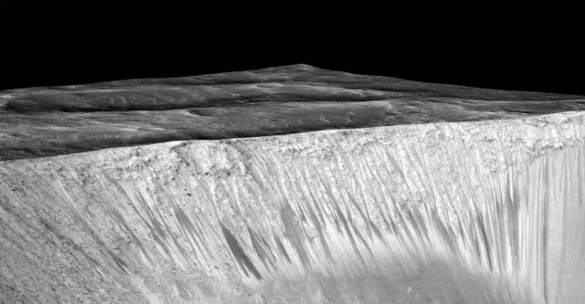 Учёные называют такие тёмные полосы recurring slope lineae. Здесь показаны полосы кратера Гарни на Марсе. Длина каждой полосы порядка нескольких сотен метров. Теперь учёные считают, что они сформированы водой (фото NASA/JPL/University of Arizona).