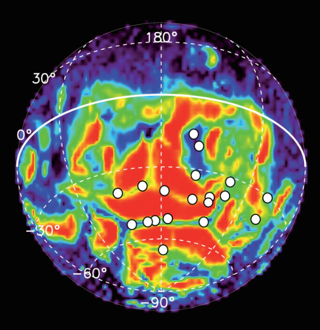 Положение 19 аврор (белые кружки), зарегистрированных инструментом SPICAM аппарата Mars Express с 2004 по 2014 годы. Красным показаны зоны "закрытых" магнитных линий, фиолетовым, соответственно, "открытые". Сияния происходят на границе зон и всё время в разных местах (иллюстрация J-C. Gérard et al (2015)).