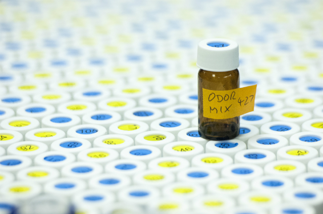Один из сотни флаконов, с помощью которых специалисты Рокфеллеровского университета тестировали способность добровольцев различать запахи (фото Zach Veilleux/Rockefeller University).