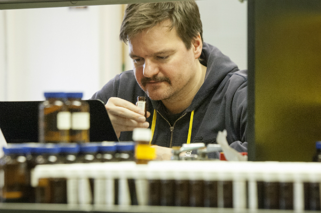 Андреас Келлер в лаборатории в окружении флаконов с запахами (фото Zach Veilleux/Rockefeller University).