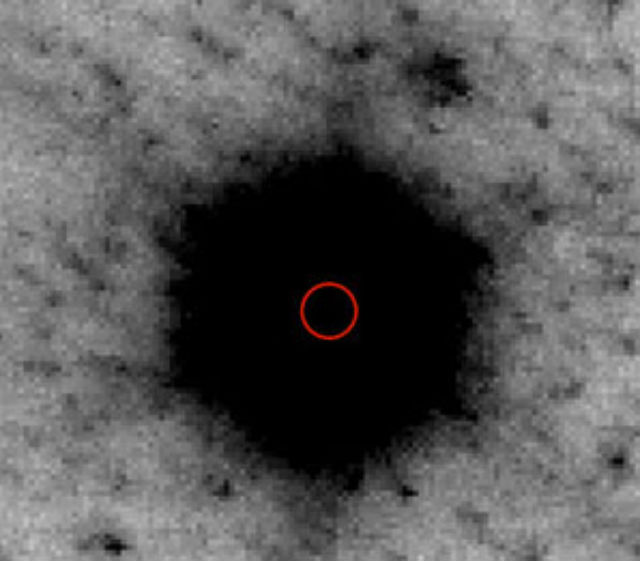 Чёрно-белый снимок, сделанный телескопом обсерватории Кека до взрыва сверхновой (фото Keck Observatory). 